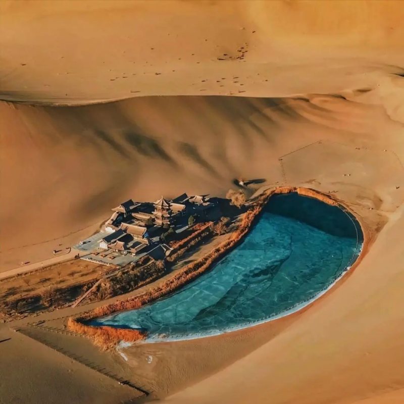 Dunhuang Echo Sand Mountain, Crescent Spring